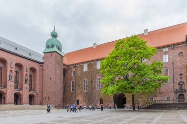 STOCKHOLM, SWEDEN - 21 Mayıs 2016: Turistler ilkbaharda Stockholm belediye binasının avlusundalar. Stockholm Belediyesi, her yıl 10 Aralık 'ta düzenlenen Nobel Ödül Töreni' nin yapılacağı yerdir..