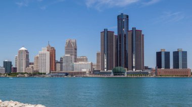 DETROIT, ABD - 17 Haziran 2016: Detroit, Michigan 'ın Riverfront Trail, Windsor, Ontario' dan ufuk çizgisi.
