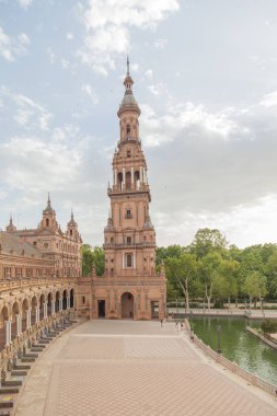 İspanya Meydanı 'ndaki Güney Kulesi (Plaza de Espana) Maria Luisa Parkı, Seville, İspanya, 1928 yılında Ibero-Amerikan Sergisi için inşa edilen plaza..