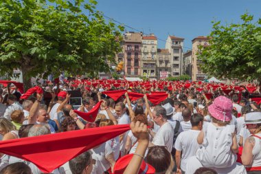 PAMPLONA, İspanya - 5 Temmuz 2016: San Fermin Festivali 'nin açılış töreni Pamplona, İspanya' da belediye binası meydanında