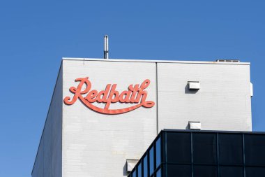 Toronto, Kanada - 11 Eylül 2021: Toronto 'daki Redpath tabelasını kapatın. Redpath Toronto, Ontario, Kanada 'da bir şeker deposu, arıtma ve müze binasıdır..