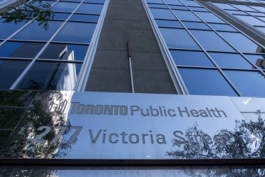 Toronto Halk Sağlığı (TPH) binası Toronto, Ontario, Kanada 'da 277 Victoria Caddesi üzerinde 22 Ekim 2023. TPH binası Toronto Büyükşehir Üniversitesi 'ne (TMU) satıldı).