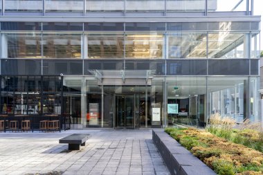 22 Ekim 2023 tarihinde Toronto, ON, Kanada merkezindeki Richmond-Adelaide Centre 'daki Google Toronto ofisine giriş. Google, çok uluslu bir teknoloji şirketidir..