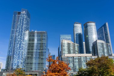 Toronto silueti Bremner Bulvarı ve Lower Simcoe Caddesi 'nde, Kanada' nın Ripley Akvaryumu yakınında 22 Ekim 2023 'te Toronto, Kanada' da doğuya bakıyor..