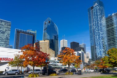 Toronto silueti Bremner Bulvarı ve Lower Simcoe Caddesi 'nde, Kanada' nın Ripley Akvaryumu yakınında 22 Ekim 2023 'te Toronto, Kanada' da doğuya bakıyor..