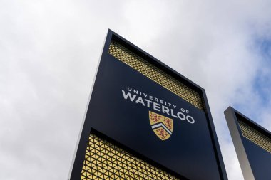 Waterloo, On, Kanada - 17 Ekim 2020: Waterloo Üniversitesi (UW) direği, Kanada 'nın Waterloo kentindeki ana kampüs girişinde görüldü. UW Kanada 'da bir devlet üniversitesidir..