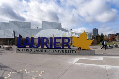 28 Ekim 2023 'te Kanada, Ontario' daki kampüste Wilfrid Laurier Üniversitesi tabelaları. Wilfrid Laurier Üniversitesi bir devlet üniversitesidir..