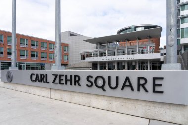 Kitchener Belediye Binası 28 Ekim 2023 'te Kitchener, Ontario, Kanada' da Carl Zehr Meydanı 'nda. Kitchener, Ontario 'nun güneydoğusunda bir Kanada kentidir..