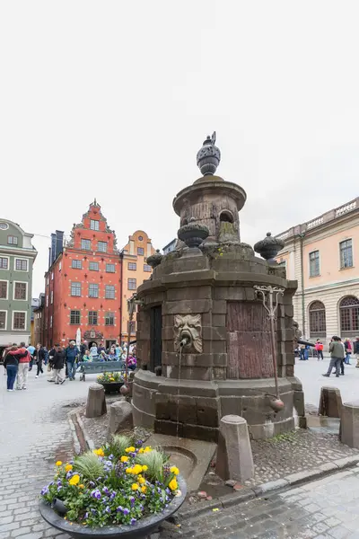 STOCKHOLM, SWEDEN - 21 Mayıs 2016: Glam Stan 'deki Avlu Çeşmesi (Old Town) çeşmesi, stokholm, İsveç, eski kasaba, kare, mimari, mağaza, insanlar 