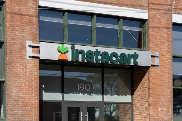 加拿大Instacart总部位于加拿大多伦多自由村 2023年10月17日 Maplebear Inc 是一家经营Instacart业务的美国投递公司 — 图库照片
