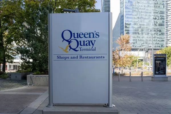 Znak Queen Quay Terminal Widoczny Jest Dzielnicy Harbourfront Toronto Kanadzie — Zdjęcie stockowe