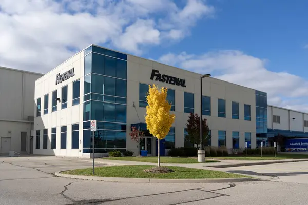 2023年10月28日 位于加拿大安大略省基切纳市Wabanaki博士的Fastenal分销中心 Fastenal公司是一家美国紧固件供应商 — 图库照片