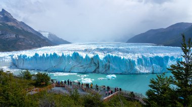 Santa Cruz, Arjantin - 4 Şubat 2023: Arjantin 'deki Los Glaciares Ulusal Parkı' ndaki Perito Moreno Buzulu 'nda buzulları gözlemleyen turistler.