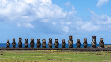 Paskalya Adası, Şili - 28 Şubat 2023: Moai, Şili 'nin Easter Adası' nda (Rapa Nui) Rano Raraku yamacına çıkar. Raraku genellikle Moai Fabrikası olarak bilinir..