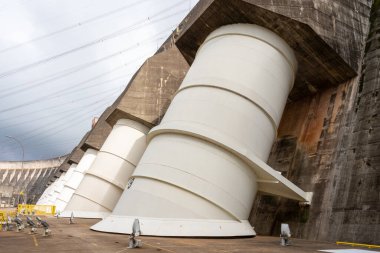 Foz do iguacu, Brezilya - 15 Ocak 2023: Foz do iguacu, Brezilya ve Paraguay 'daki Itaipu hidroelektrik santralinin dış görünümü. Modern mühendisliğin yedi harikasından biri..