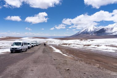 Güney Amerika 'daki karlı dağlarda turistik mikrootobüsler