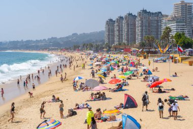 10 Şubat 2023 'te Santiago, Şili, Güney Amerika yakınlarındaki Vina del Mar' daki Playa Blanca plajında birçok insan.