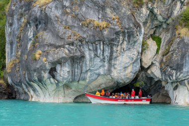 Puerto Rio Tranquilo, Şili - 14 Şubat 2023: Marble Caves (Mermer Katedral), Puerto Rio Tranquilo, Şili 'ye tekne turu yapan turistler. Mermer Mağaralar, çarpan dalgaların oyduğu bir heykeldir.