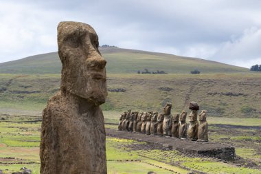 Paskalya Adası, Şili - 28 Şubat 2023: Moai, Şili 'nin Easter Adası' nda (Rapa Nui) Rano Raraku yamacına çıkar. Raraku genellikle Moai Fabrikası olarak bilinir..