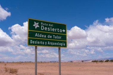 Aldea de Tulor 'un yol tabelası ve Rutas del Desierto otoyolunun yönü. San Pedro de Atacama, Şili - 18 Şubat 2023. Tulor bir arkeolojik bölge, eski bir köy kompleksi..