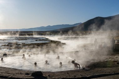 Sabahleyin Termas de Polques 'in kaplıcalarında turistler. And Altiplano, Bolivya, Güney Amerika - 22 Şubat 2023.