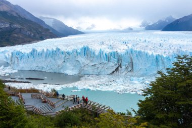 Arjantin 'deki Los Glaciares Ulusal Parkı' nın Perito Moreno buzulu manzarası. Los Glaciares Ulusal Parkı UNESCO 'nun Dünya Mirası sitesidir..