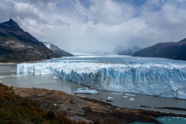 Arjantin 'deki Los Glaciares Ulusal Parkı' nın Perito Moreno buzulu manzarası. Los Glaciares Ulusal Parkı UNESCO 'nun Dünya Mirası sitesidir..