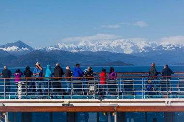 Alaska, ABD - 15 Ağustos 2015: Buzul Körfezi Ulusal Parkı 'ndaki buzulu izleyen turistler