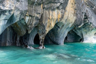 Mermer Mağaralar (Mermer Katedral), Puerto Rio Tranquilo, Aysen, Şili. Mermer Mağaralar, Patagonya Gölü General Carrera 'nın çarpan dalgaları tarafından oyulmuş 6000 yıllık bir heykel..