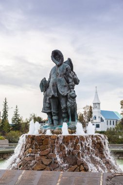 Fairbanks, Alaska, ABD - 29 Ağustos 2015: Golden Heart Plaza, Fairbanks, Alaska, ABD 'de Meçhul İlk Aile ve Gebelik Kilisesi (1904) heykeli inşa edildi