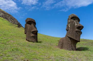 Paskalya Adası, Şili - 28 Şubat 2023: Moai, Şili 'nin Easter Adası' nda (Rapa Nui) Rano Raraku yamacına çıkar. Raraku genellikle Moai Fabrikası olarak bilinir..