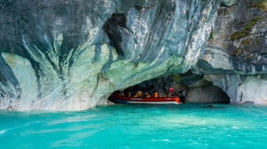 Puerto Rio Tranquilo, Şili - 14 Şubat 2023: Marble Caves (Mermer Katedral), Puerto Rio Tranquilo, Şili 'ye tekne turu yapan turistler. Mermer Mağaralar, çarpan dalgaların oyduğu bir heykeldir.