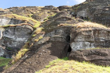 Paskalya Adası, Şili - 28 Şubat 2023: Moai Te Tokanga heykeli, Paskalya Adası 'ndaki Rano Raraku (Rapa Nui), Şili. Bu bitmemiş moai Paskalya Adası 'ndaki en büyük heykel..