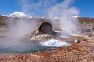 El Tatio, Şili 'deki aktif gayzerlerden biri. El Tatio, Şili 'nin kuzeyindeki And Dağları' ndaki San Pedro de Atacama kasabası yakınlarında birçok gayzer barındıran bir jeotermal alan..