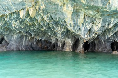 Mermer Mağaralar (Mermer Katedral), Puerto Rio Tranquilo, Aysen, Şili. Mermer Mağaralar, Güney Şili 'deki Patagonya Gölü General Carrera' nın çarpan dalgaları tarafından oyulmuş 6000 yıllık bir heykeldir..
