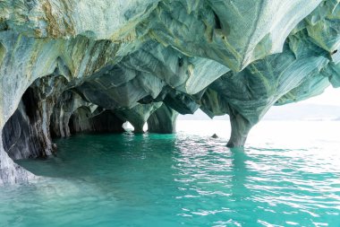 Mermer Mağaralar (Mermer Katedral), Puerto Rio Tranquilo, Aysen, Şili. Mermer Mağaralar, Patagonya Gölü General Carrera 'nın çarpan dalgaları tarafından oyulmuş 6000 yıllık bir heykel..