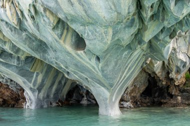 Mermer Mağaralar (Mermer Katedral), Puerto Rio Tranquilo, Aysen, Şili. Mermer Mağaralar, Patagonya Gölü General Carrera 'nın çarpan dalgaları tarafından oyulmuş 6000 yıllık bir heykel..