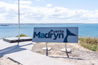 Puerto Madryn işareti Arjantin, Puerto Madryn 'de görüldü - 21 Ocak 2023. Puerto Madryn, Kuzey Patagonya kıyısında bir Arjantin şehridir..