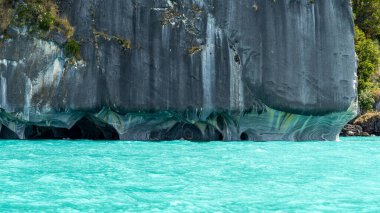 Mermer Mağaralar (Mermer Katedral), Puerto Rio Tranquilo, Aysen, Şili. Mermer Mağaralar, Patagonya Gölü General Carrera 'nın çarpan dalgaları tarafından oyulmuş 6000 yıllık bir heykel..