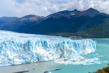 Arjantin 'in Santa Cruz Eyaleti' ndeki Upsala buzulu yakınlarında yüzen büyük bir buzdağı..