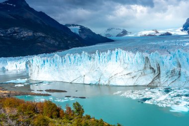 Arjantin 'deki Los Glaciares Ulusal Parkı' ndaki Perito Moreno buzulunun sol tarafı. Los Glaciares Ulusal Parkı UNESCO 'nun Dünya Mirası sitesidir..