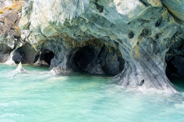 Mermer Mağaralar (Mermer Katedral), Puerto Rio Tranquilo, Aysen, Şili. Mermer Mağaralar, Güney Şili 'deki Patagonya Gölü General Carrera' nın çarpan dalgaları tarafından oyulmuş 6000 yıllık bir heykeldir..