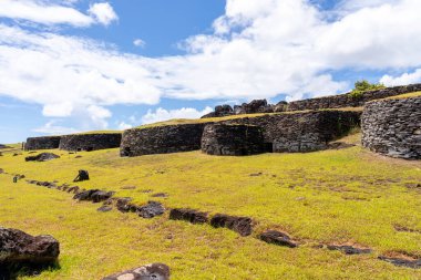 Orongo 'da kuşlar yarışması sırasında ailelerin yaşadığı taş evler. Orongo, Şili 'nin Rapa Nui Milli Parkı' nda yer alan taştan bir köy ve tören merkezidir..