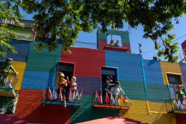 Heykelleri ve bayrakları olan renkli bir bina