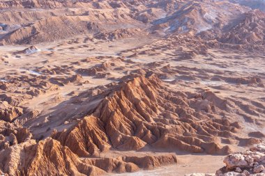 Alacakaranlıkta Ay Vadisi, San Pedro de Atacama, Antofagasta, Şili. Ay Vadisi (Valle de la Luna), Kuzey Chiles Atacama Çölü 'nde yer alan bir vadidir..