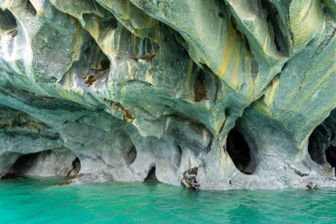 Mermer Mağaralar (Mermer Katedral), Puerto Rio Tranquilo, Aysen, Şili. Mermer Mağaralar, Güney Şili 'deki Patagonya Gölü General Carrera' nın çarpan dalgaları tarafından oyulmuş 6000 yıllık bir heykeldir..