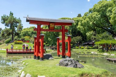 Buenos Aires, Arjantin 'deki Japon bahçesini ziyaret edenler - 22 Ocak 2023. Buenos Aires Japon Bahçesi Japonya dışındaki türünün en büyük Japon bahçelerinden biridir..