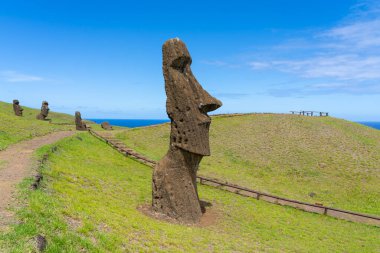Paskalya Adası, Şili - 28 Şubat 2023: Moai, Şili 'nin Easter Adası' nda (Rapa Nui) Rano Raraku yamacına çıkar. Raraku genellikle Moai Fabrikası olarak bilinir..