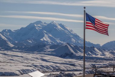 Denali Dağı 'ndaki (McKinley) Eielson Ziyaretçi Merkezi, Denali Ulusal Parkı, Alaska, ABD Denali Kuzey Amerika' daki en yüksek dağ zirvesidir..