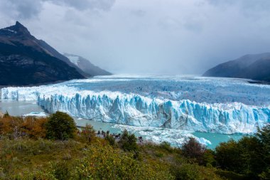 Santa Cruz, Arjantin - 4 Şubat 2023: Arjantin 'deki Los Glaciares Ulusal Parkı' ndaki Perito Moreno Buzulu 'nda buzulları gözlemleyen turistler.